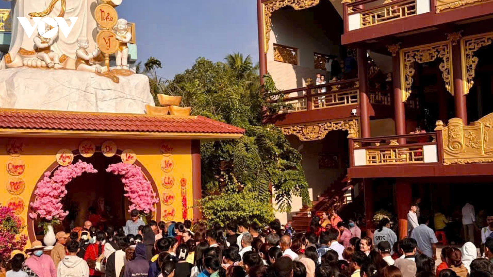 Ngày mùng 1 Tết, nhiều ngôi chùa tại tỉnh Đồng Tháp "chen chân" phật tử, du khách